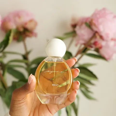 Perfume floral em ambiente delicado